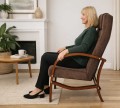 02_Fotel-dla-Seniora-Lumo-na-ktorym-siedzi-starsza-pani-Mibrameble.jpg