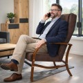 07_Fotel-do-biura-Lumo-mezczyzna-w-garniturze-siedzi-w-firmie-na-fotelu-Mibrameble.jpg