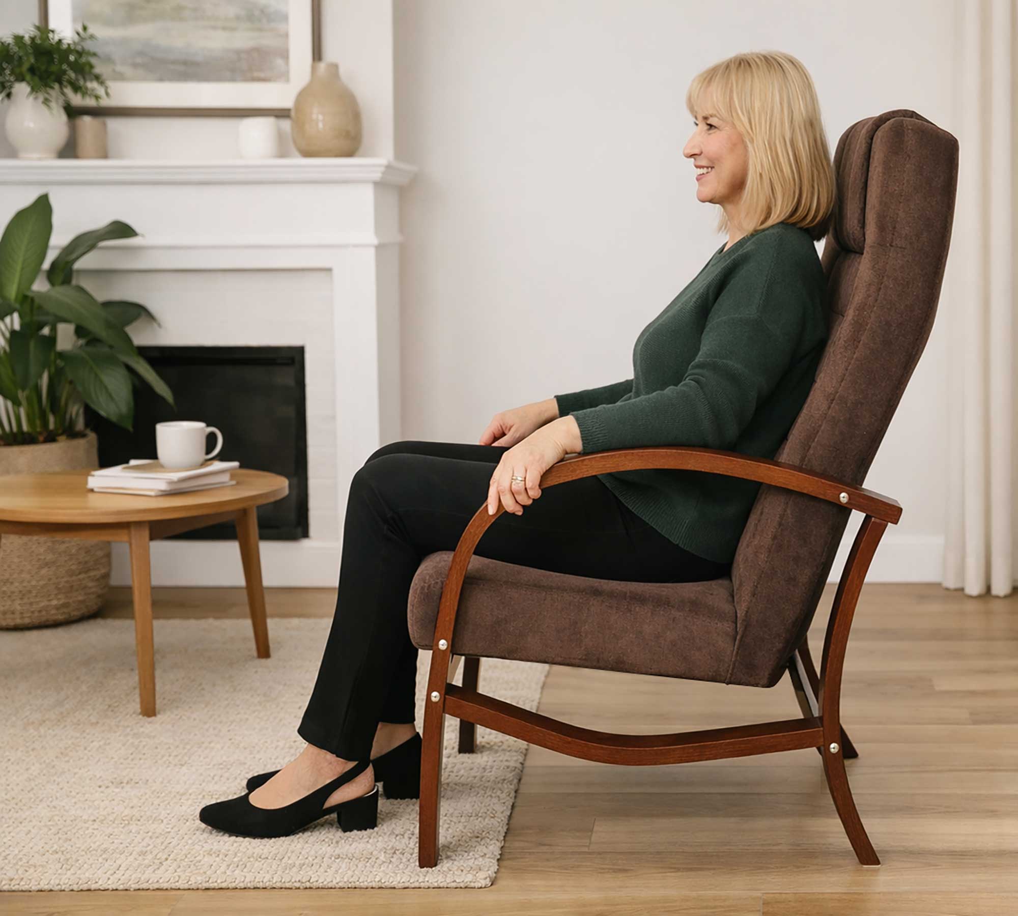 Starsza pani siedząca w fotelu Lumo