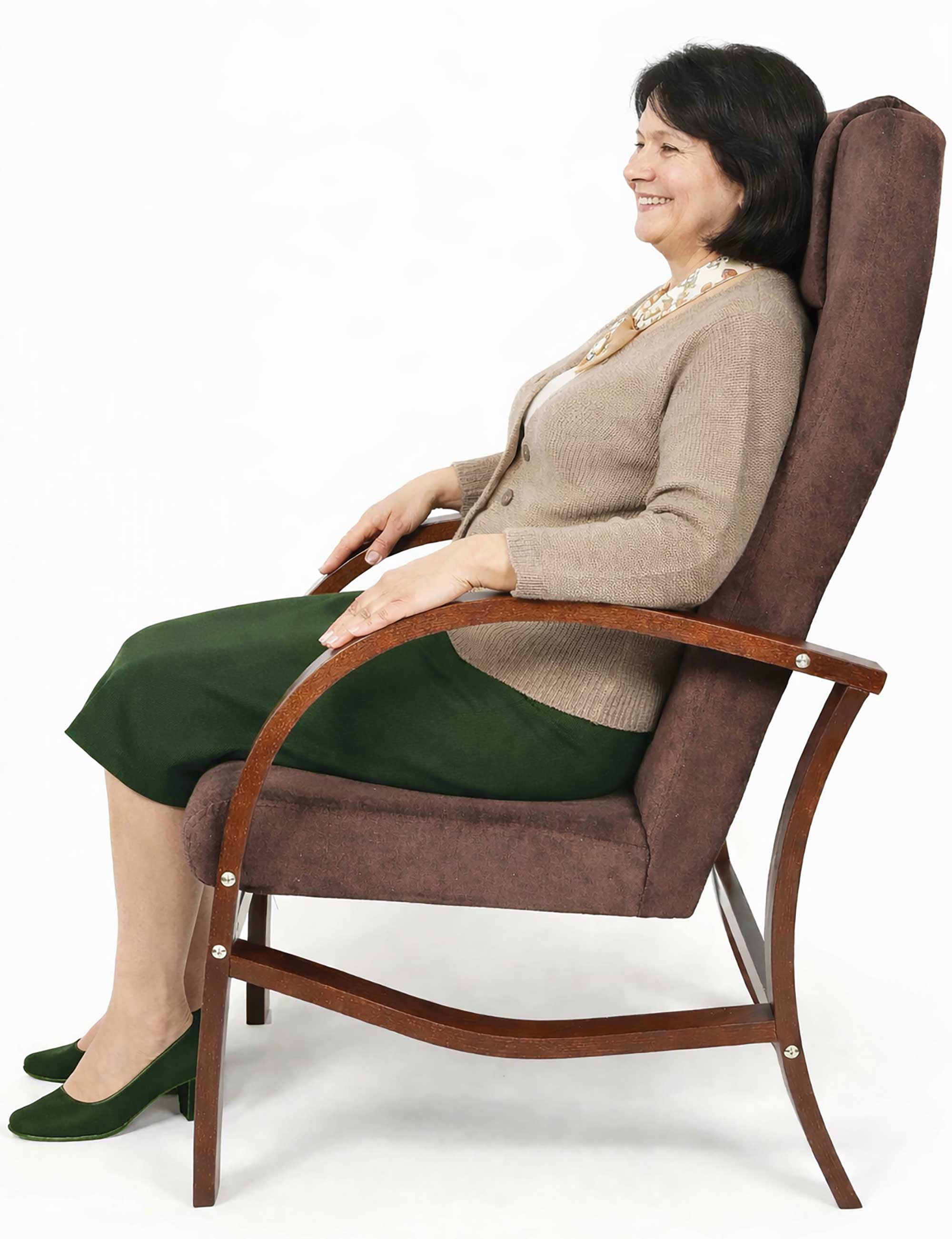 Starsza pani siedząca w fotelu Lumo